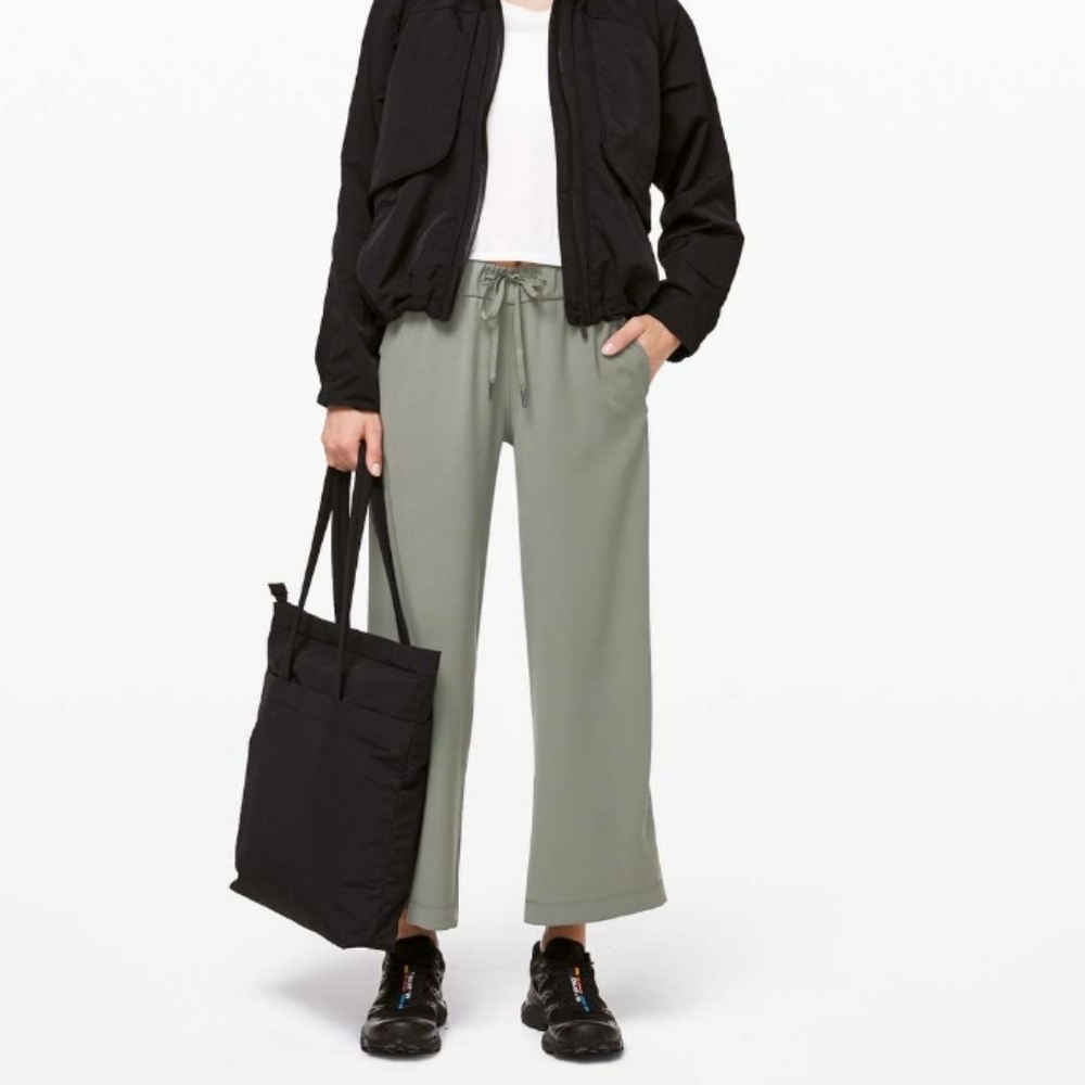 Lululemon on the fly wide leg 7/8 pant woven in color grey sage size 4